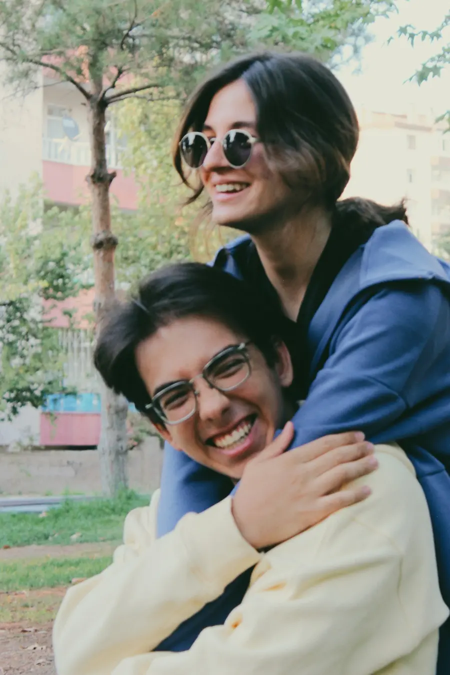 Imagen de dos personas abrazadas